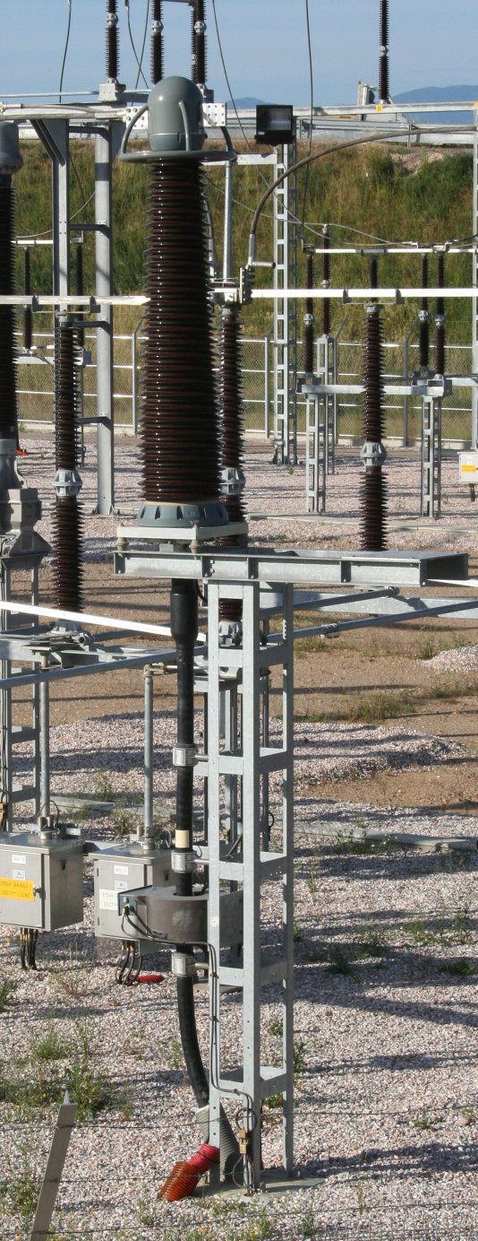 225 kV 高壓電纜終端，可見絕緣遮蔽層剝離後露出的 XLPE 絕緣層