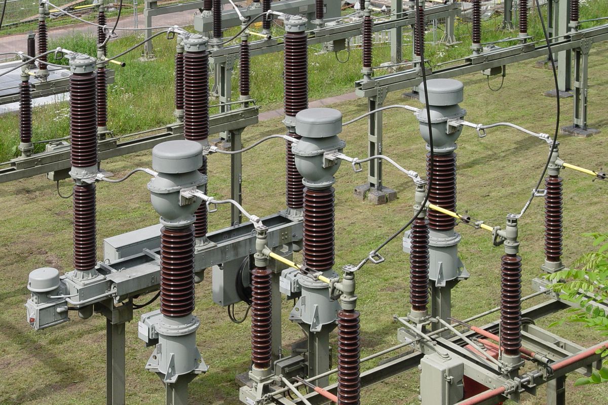110 kV 變電站中的比流器，旁邊可見斷路器與隔離開關