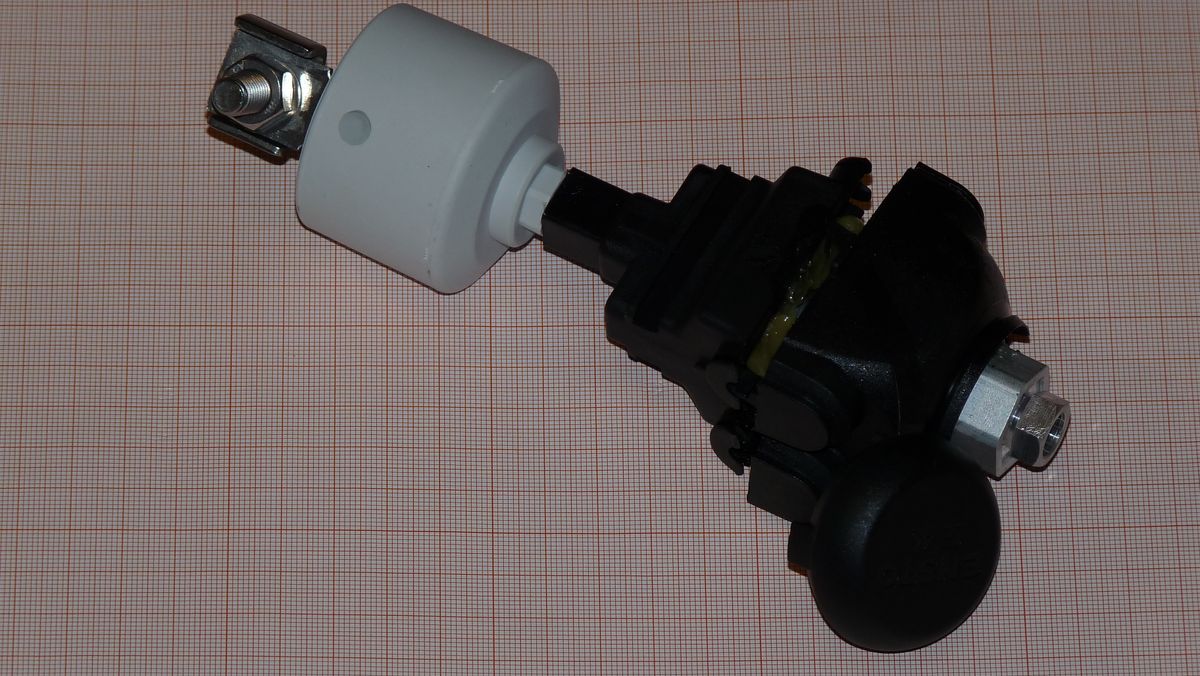 變電站金屬氧化物避雷器，安裝於高壓套管旁